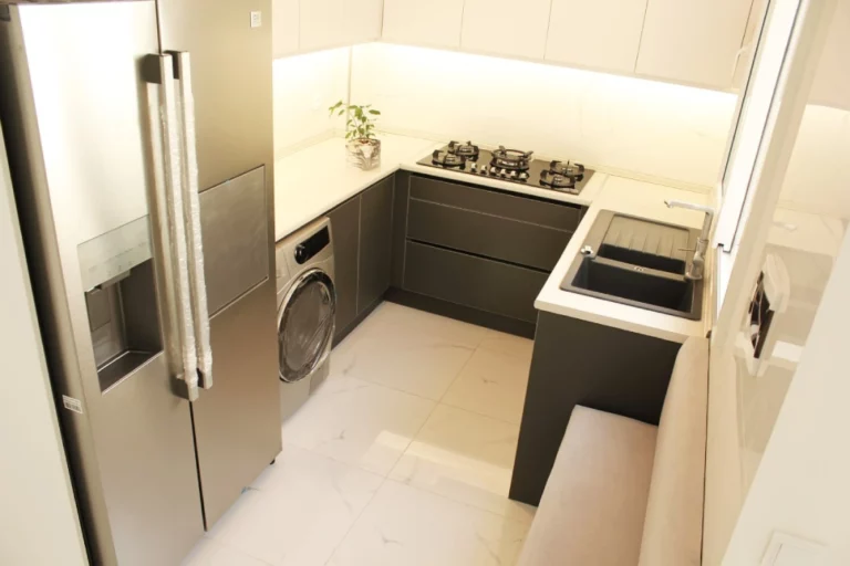 آشپزخانه مدرن خانه بازسازی همراه یخچال و لباسشویی