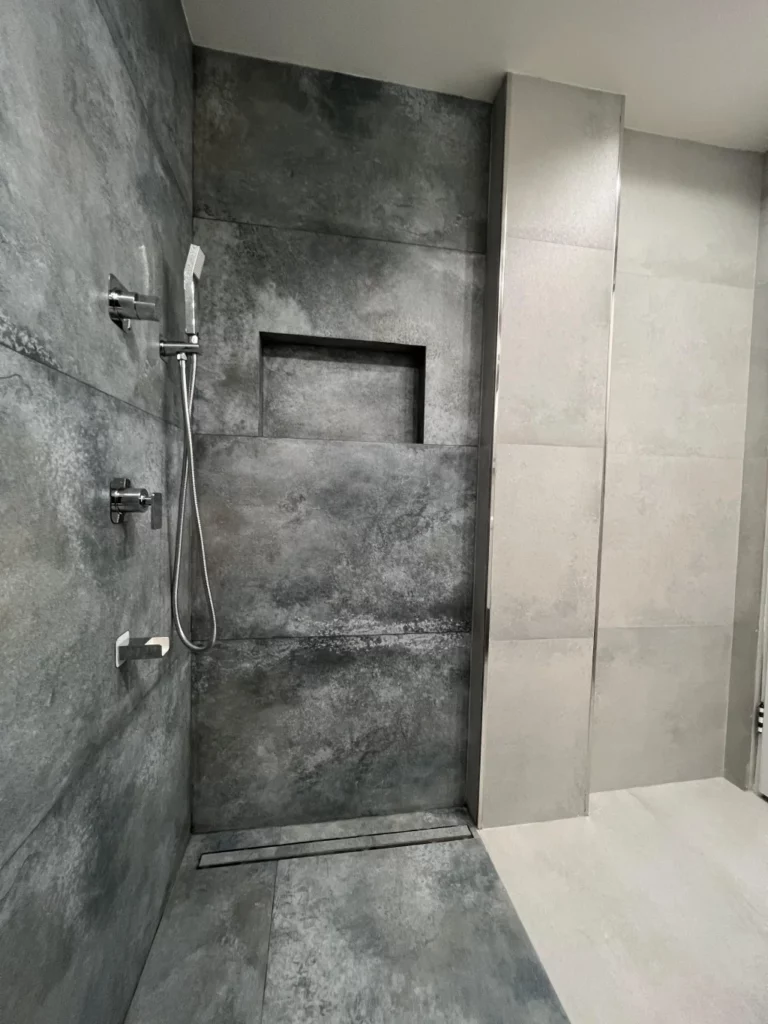 بازسازی حمام مدرن با ترکیب سنگ و کاشی
