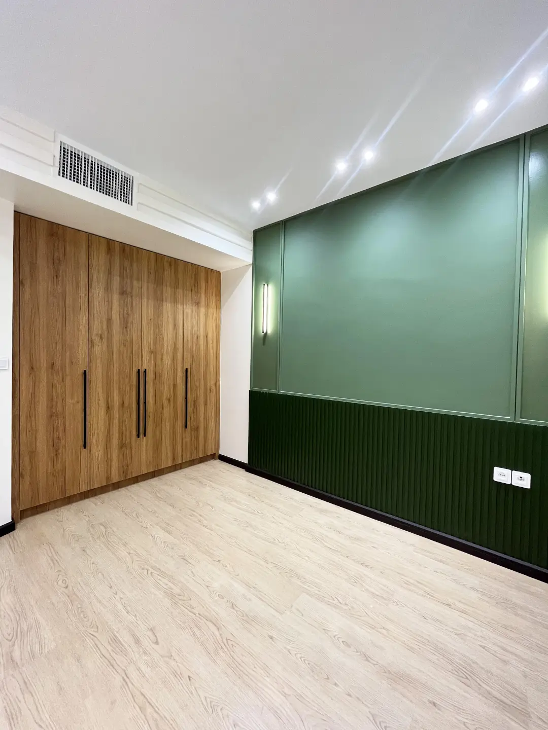 اتاق خواب با دیوار سبز و کمد دیواری تعبیه شده