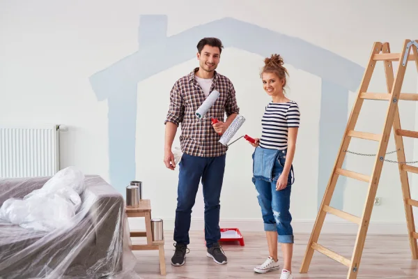تصویر یک زوج در حال بازسازی خانه با هزینه کم