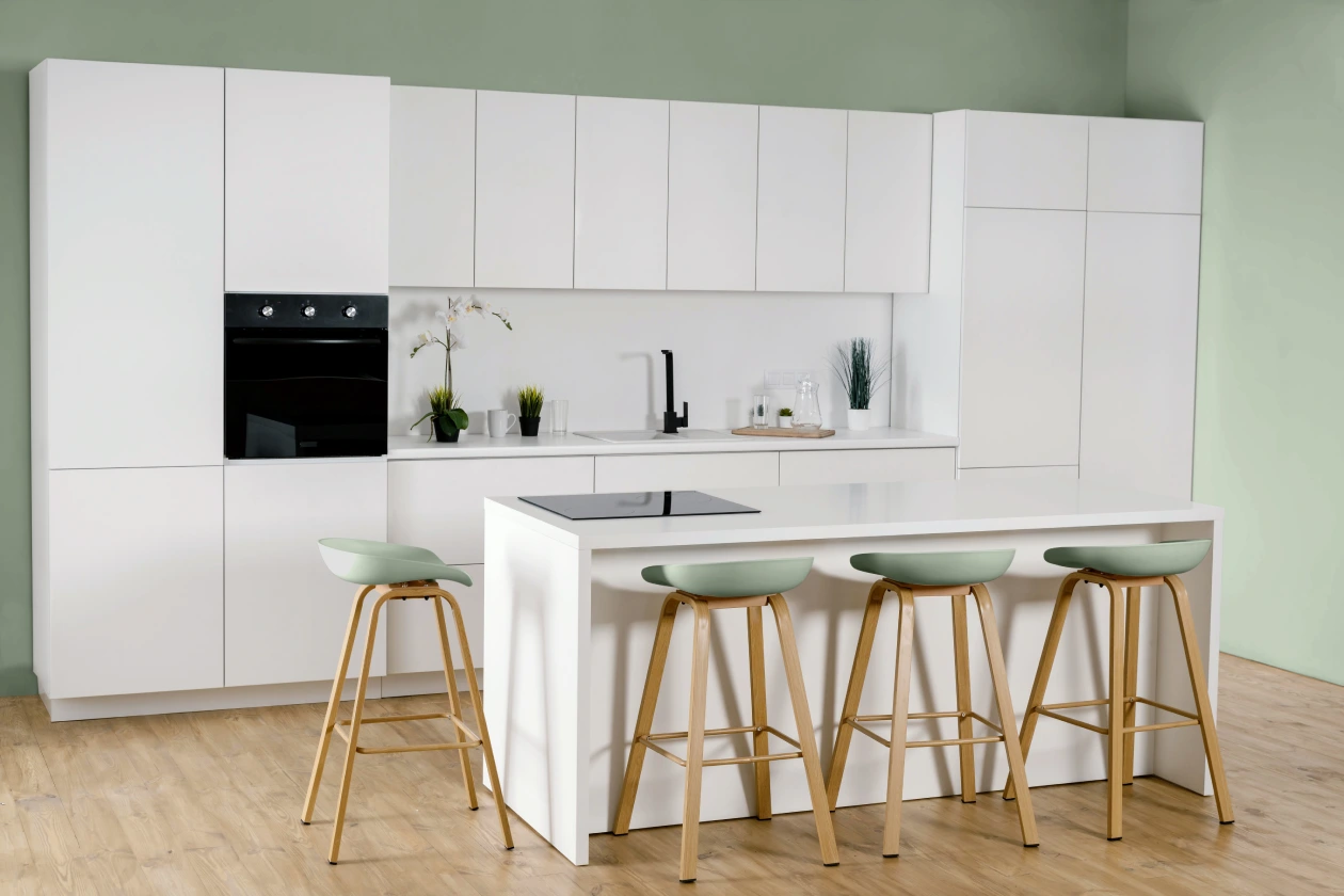 آشپزخانه با کابینت سفید و مدرن