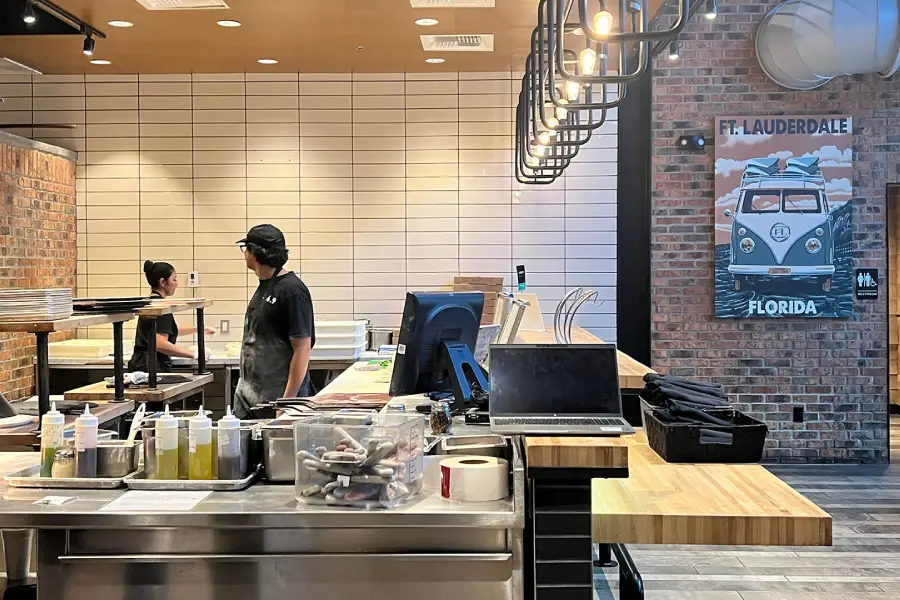 ارتباط آشپزخانه با سالن فست فود