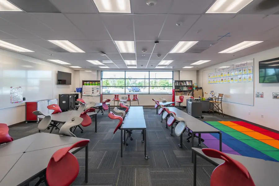 نورپردازی استاندارد در فضای آموزشی آموزشگاه زبان