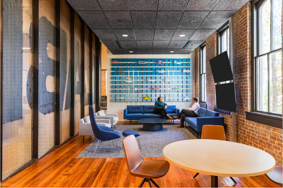 لابی و فضای ورودی دفتر استارتاپ