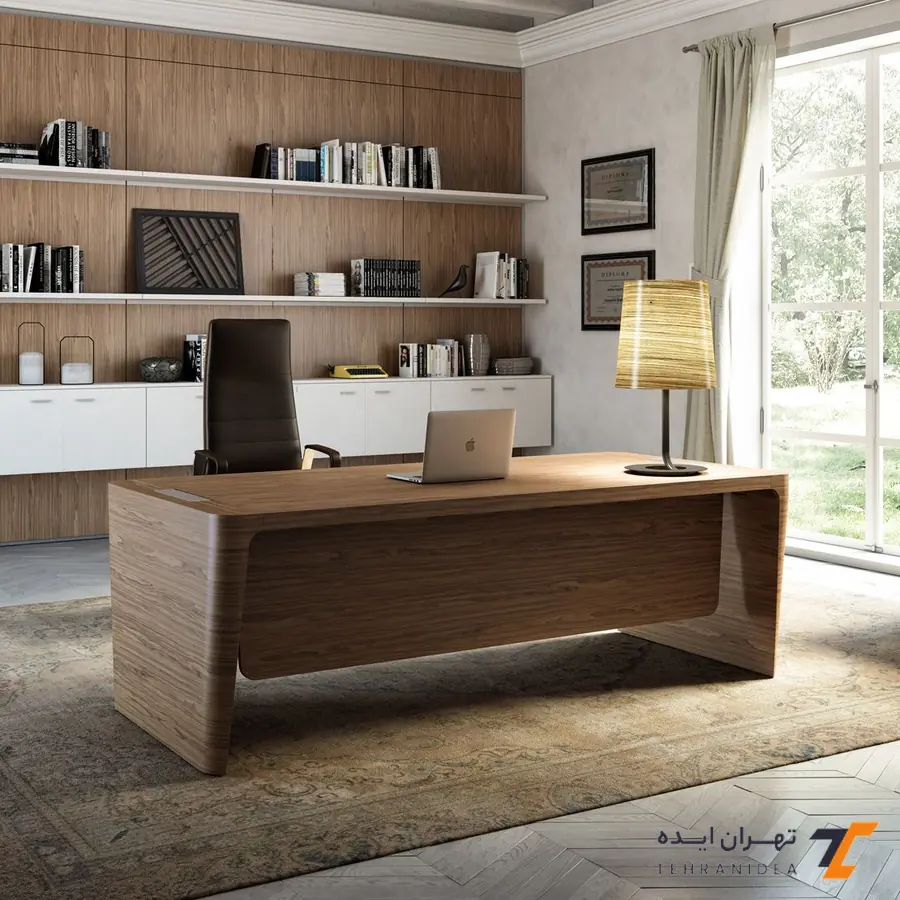 طراحی دفتر وکالت کوچک با نور طبیعی و کتابخانه دیواری